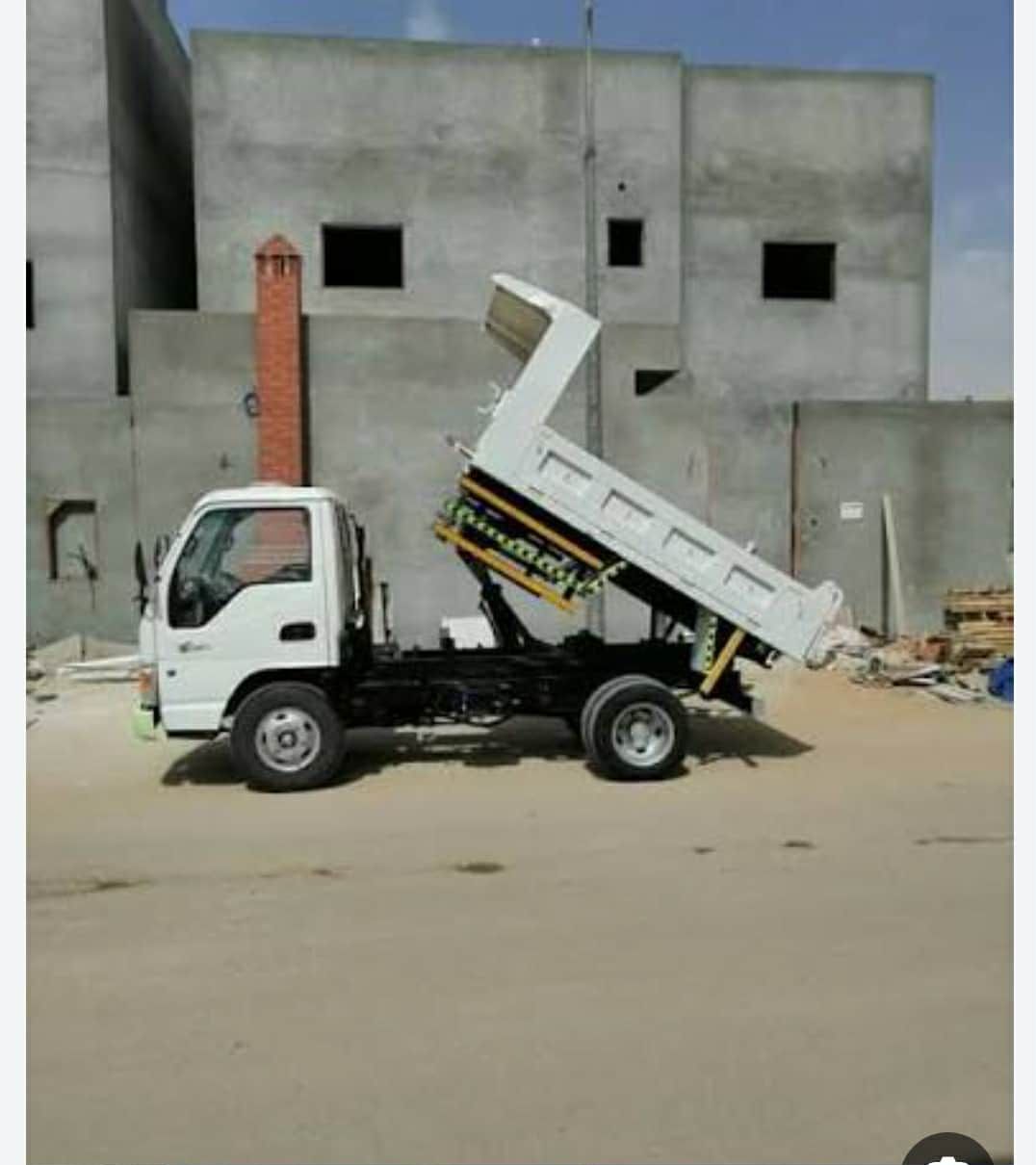 شاحنة قلابة لنقل مواد البناء و المخلفات
